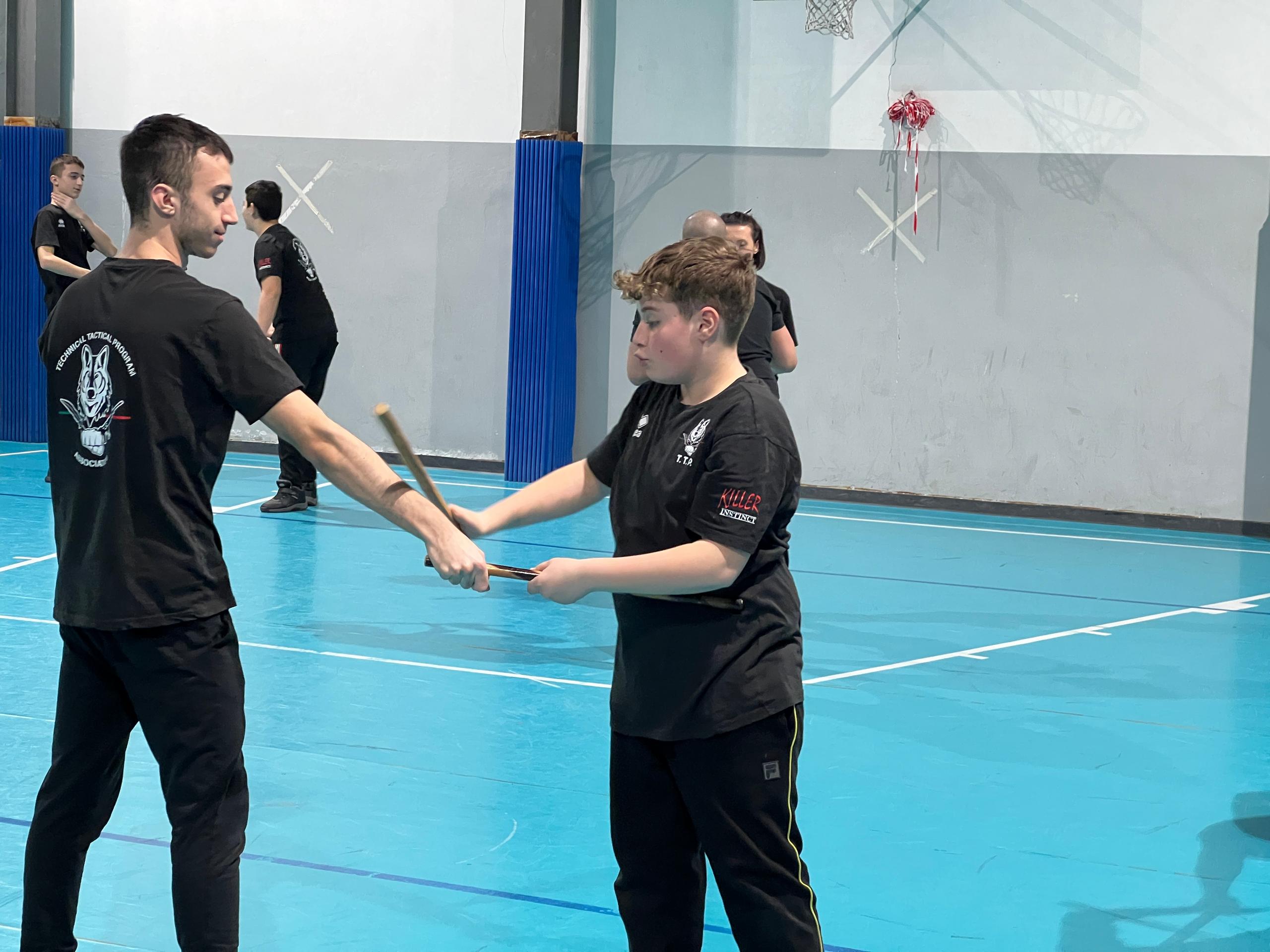 Allenamento attivo in palestra. Difesa Personale