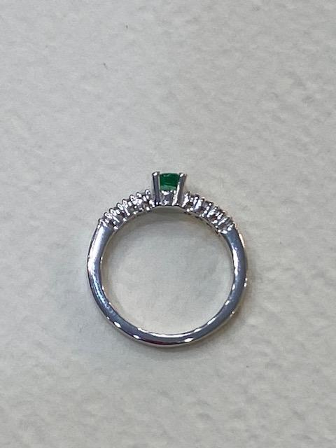 Collezione "Diamanti" anello in oro bianco con smeraldo e diamanti naturali