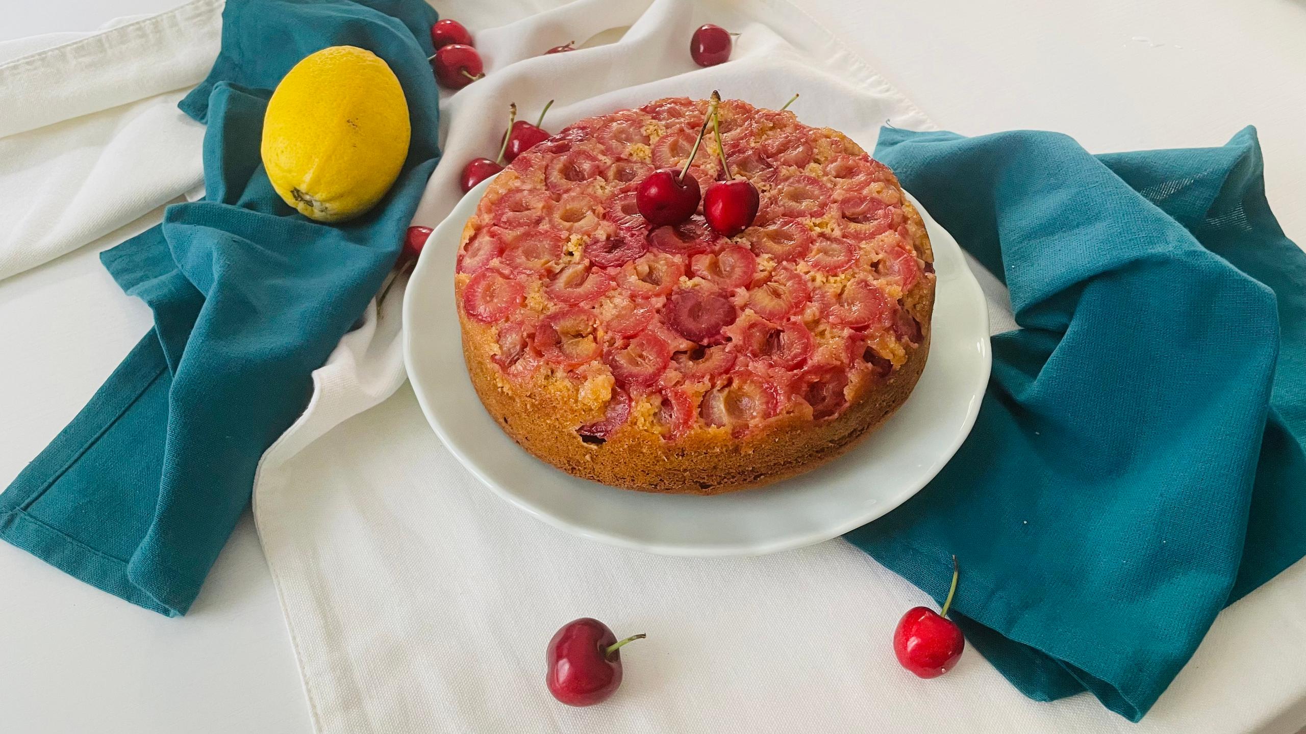 Torta integrale rovesciata alle ciliegie