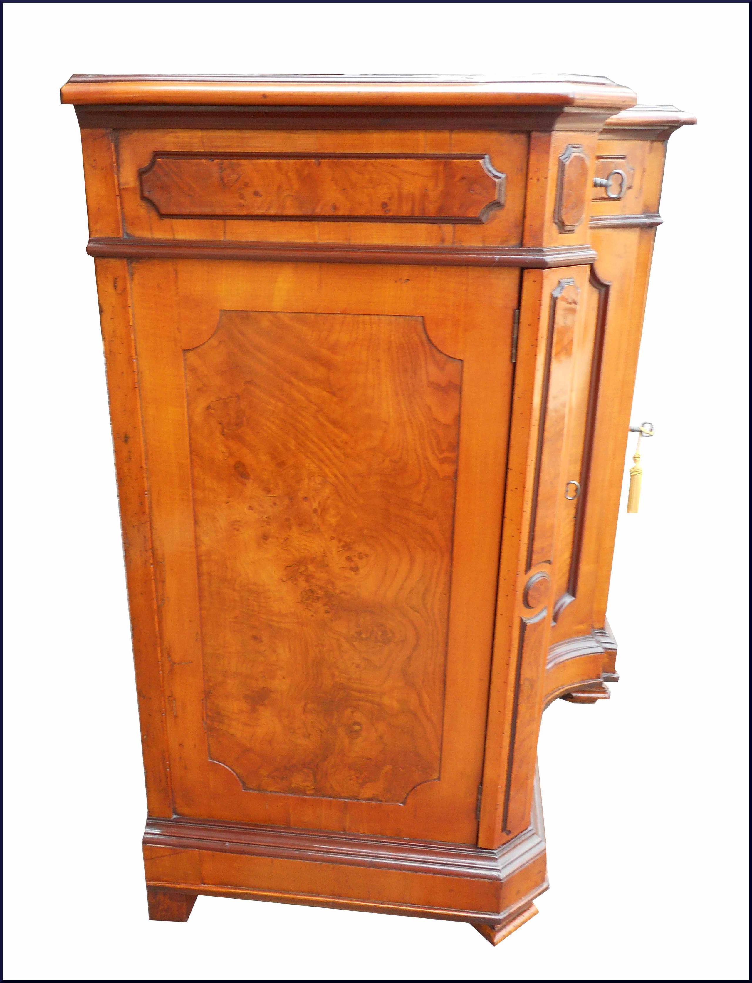 Antica credenza scantonata di fine 800 In acero