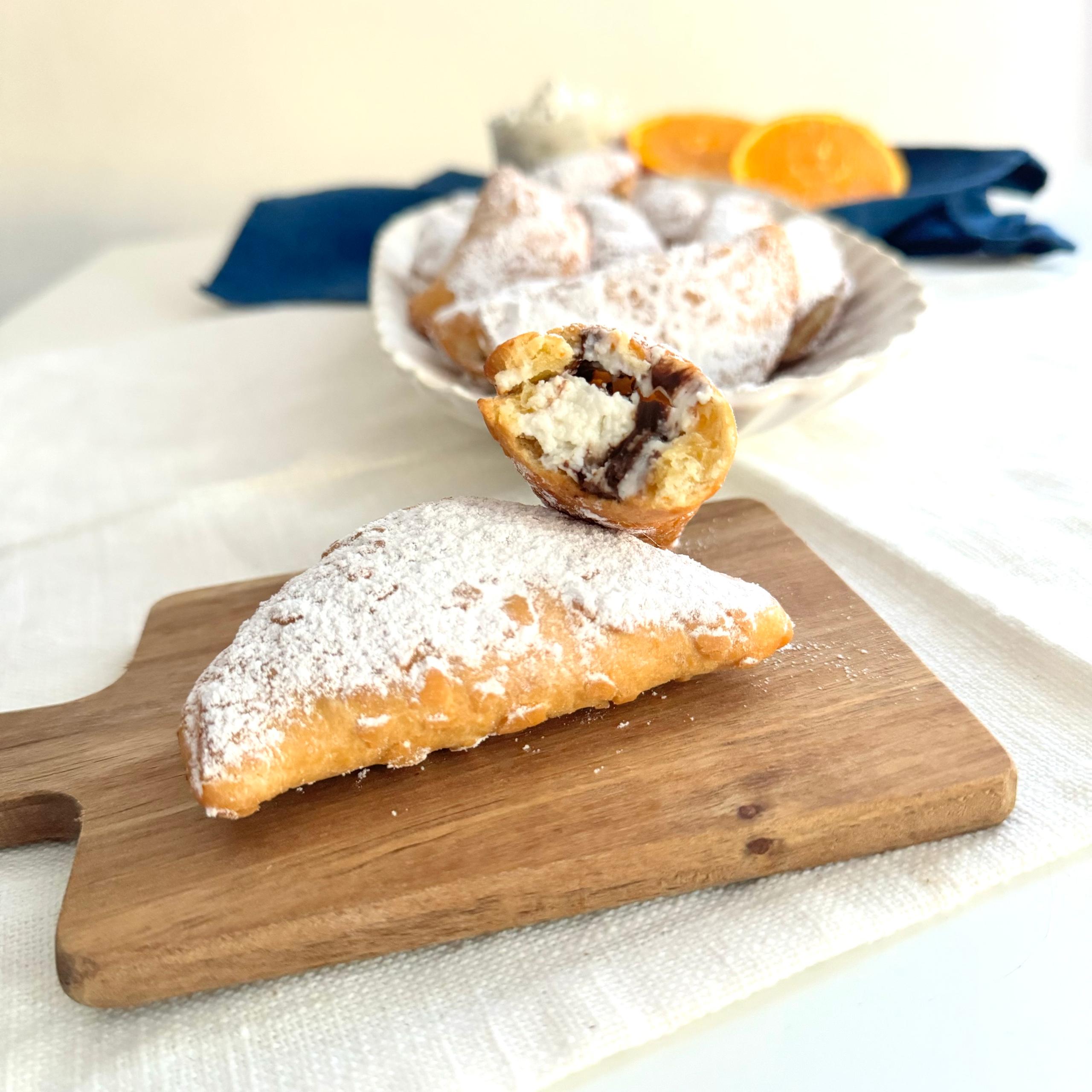 Biscotti di albumi farciti con marmellata e mandorle