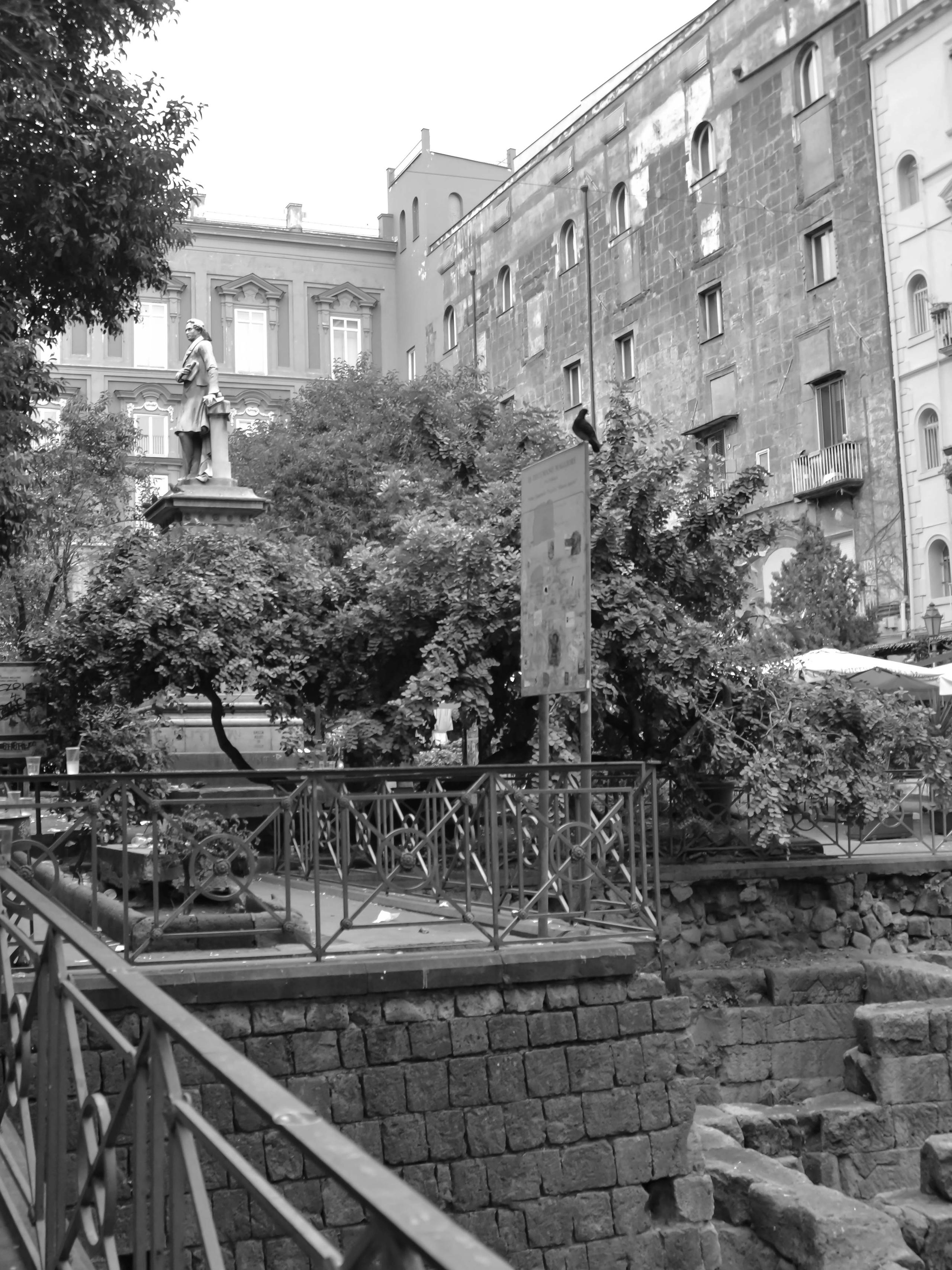 Piazza Bellini - Stampa realizzata su carta fotografica satinata o lucida 30x40