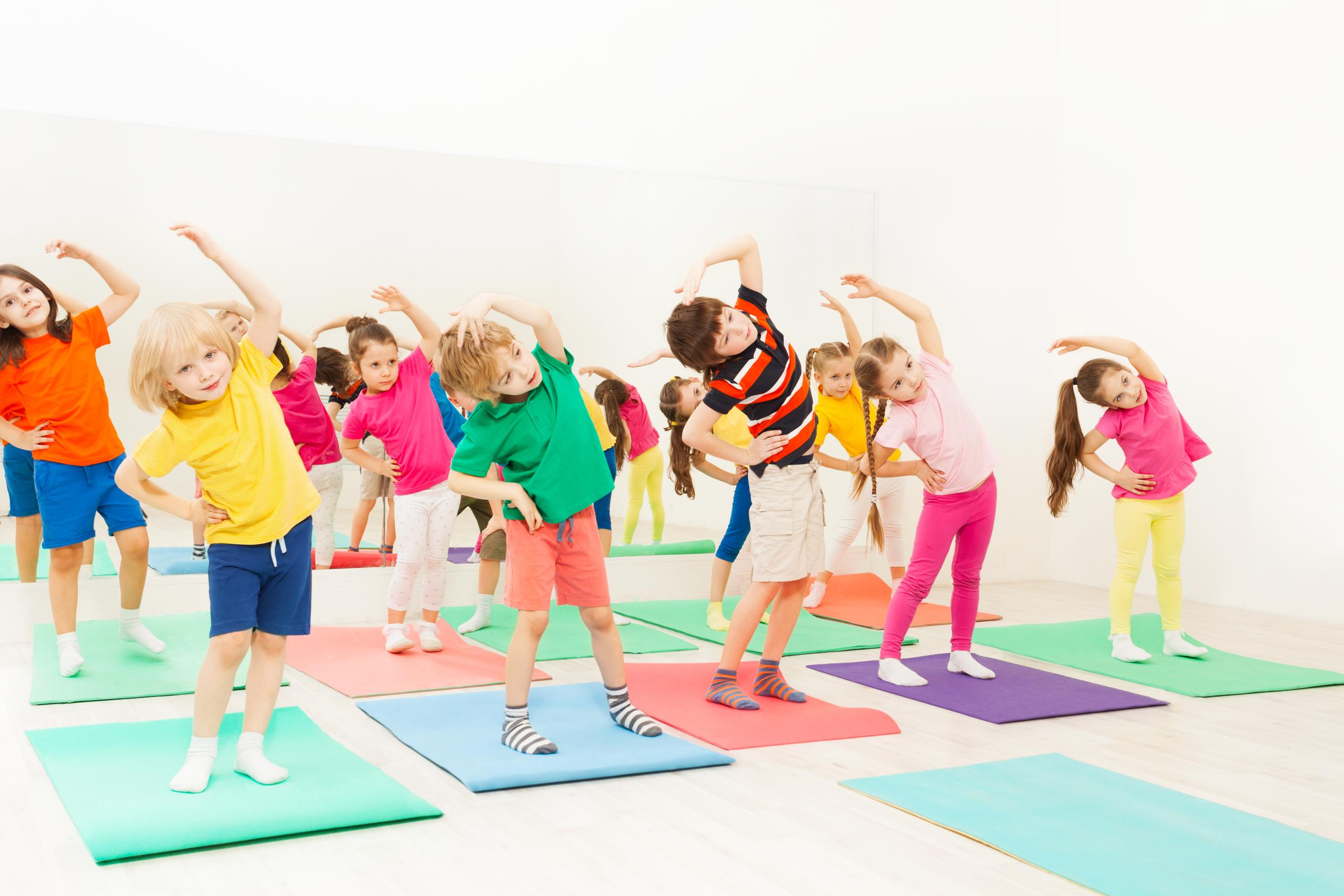 un gruppo di bambini si divertono praticando lo sport