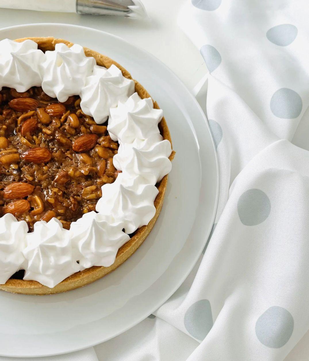 Crostata al caramello salato, frutta secca e meringa italiana