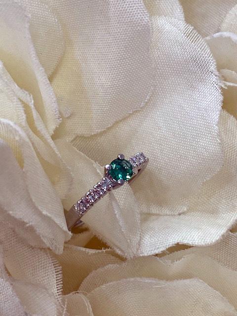 Collezione "Diamanti" anello in oro bianco con smeraldo e diamanti naturali