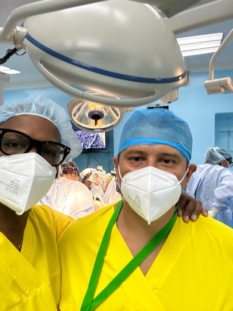 Alcune immagini dell' equipe medica al lavoro a Cuba