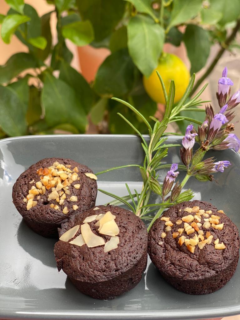 muffin-keto-al-cioccolato-fondente-eritritolo-burro-chiarificato-mandorle-nocciole-colazione-merenda