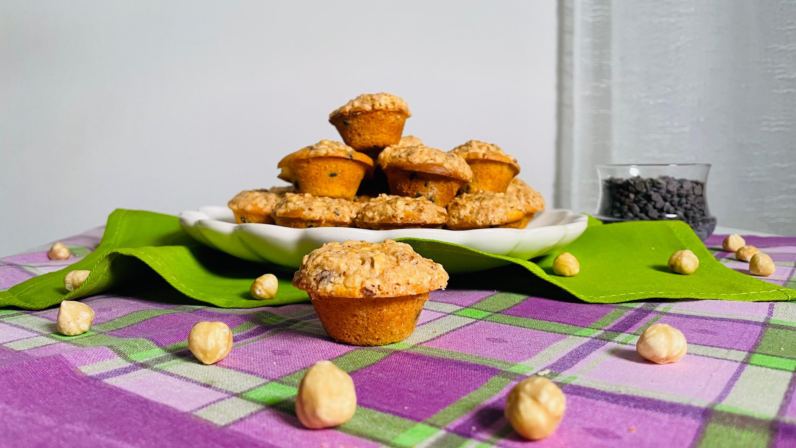 Mini tortini alle nocciole e gocce di cioccolato