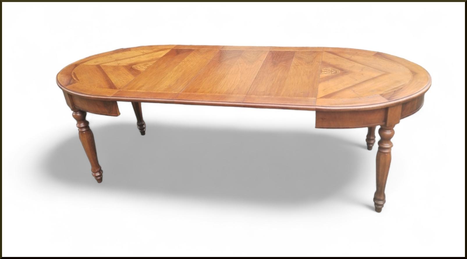 Tavolo ovale allungabile con prolunghe interne e piano intarsiato