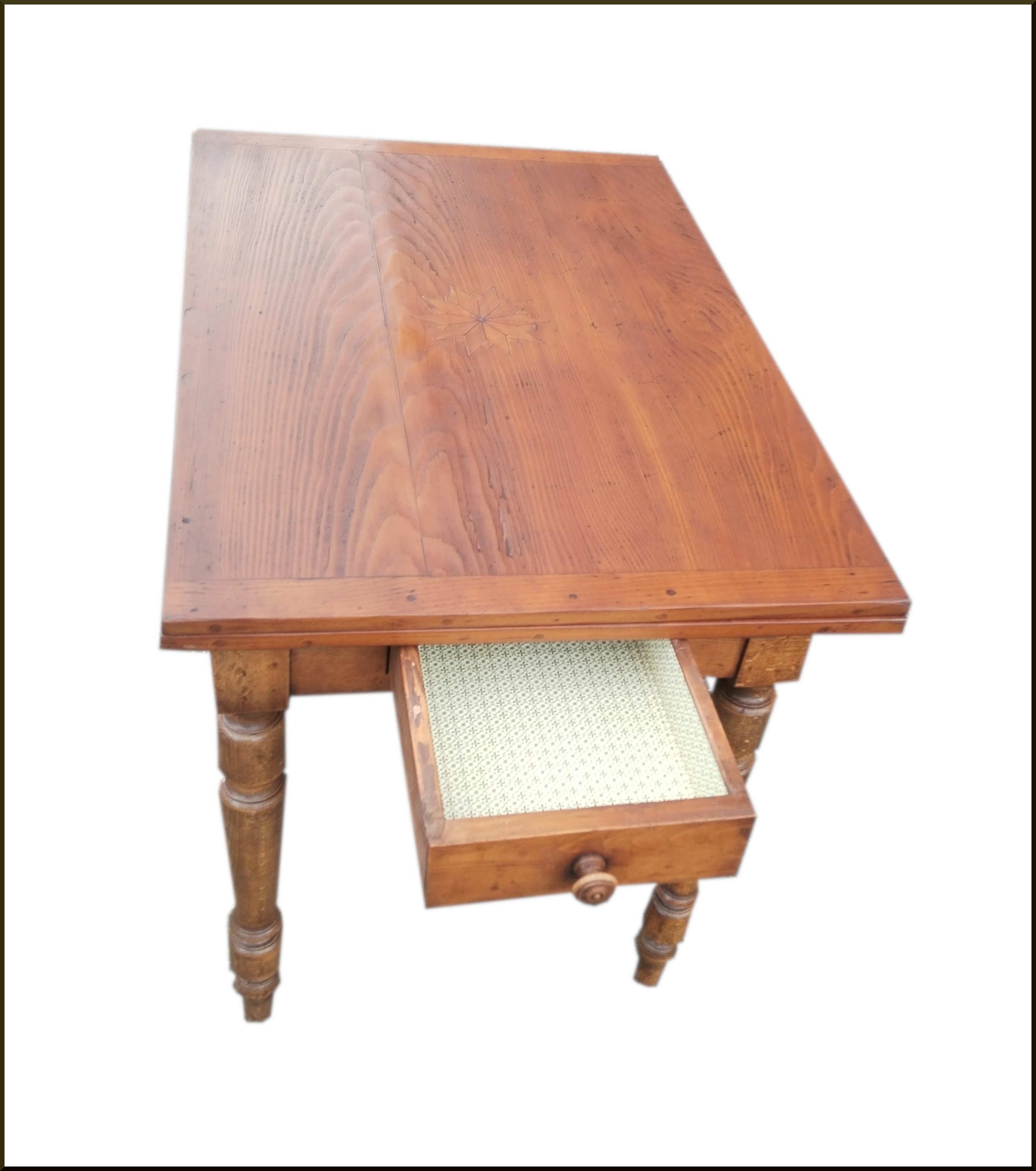 Tavolo vecchio realizzato con legname antico e gamba tornita
