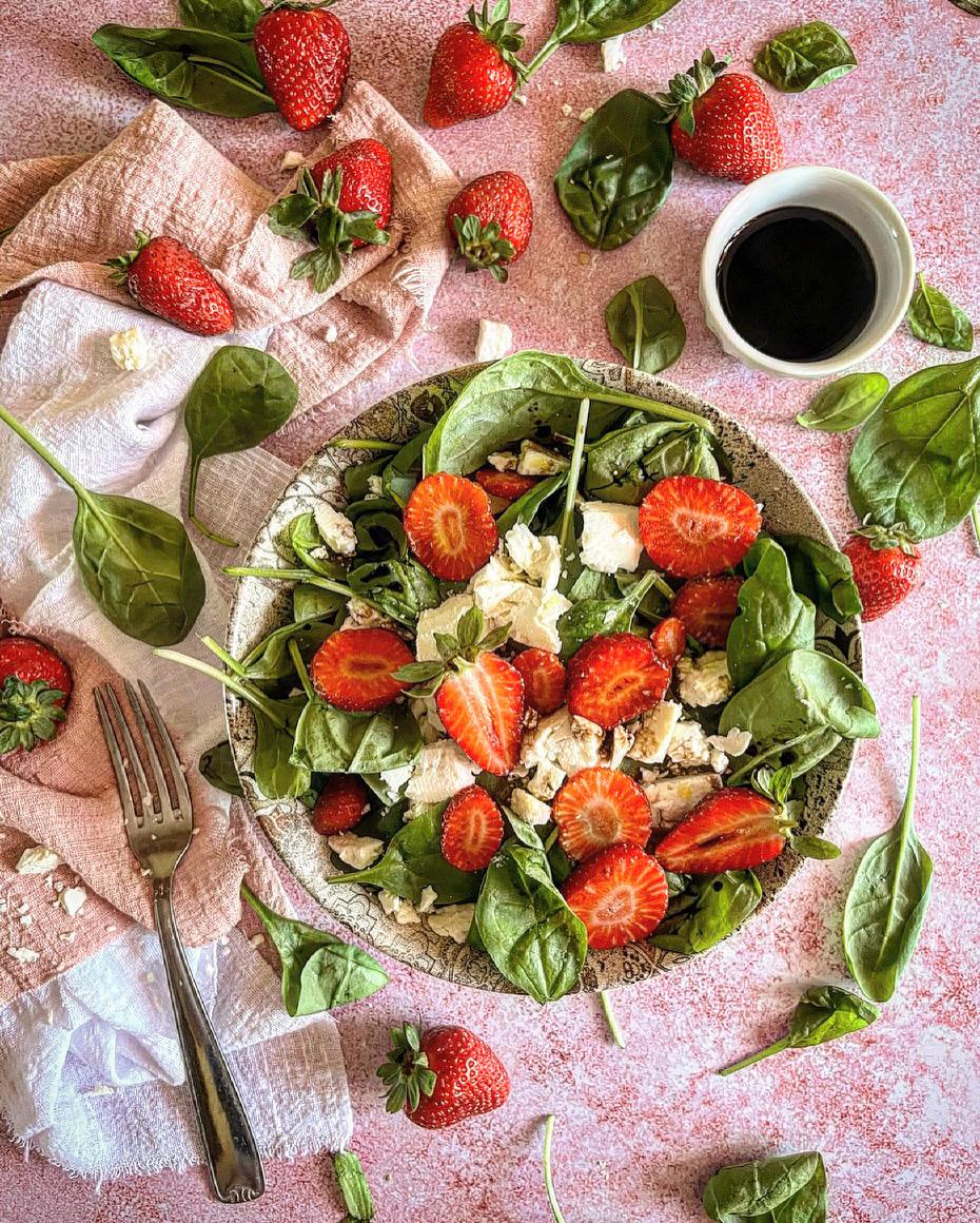 INSALATA CON FRAGOLE, QUARTIROLO E ACETO BALSAMICO