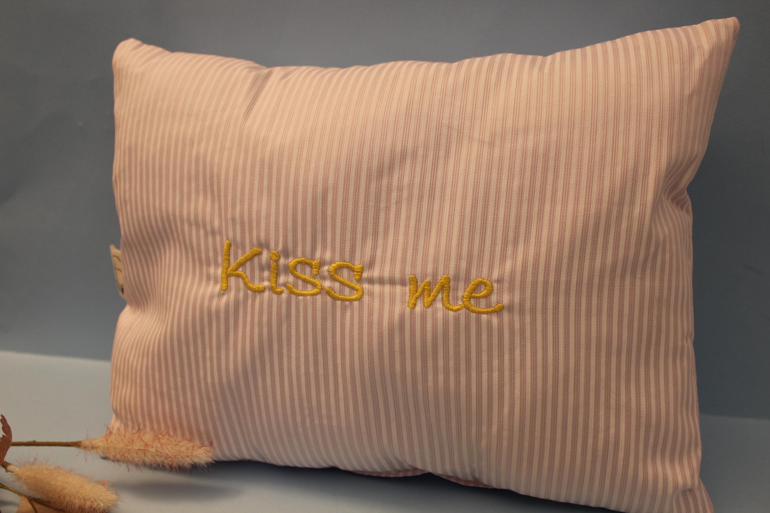 Cuscino ricamato "kiss me"