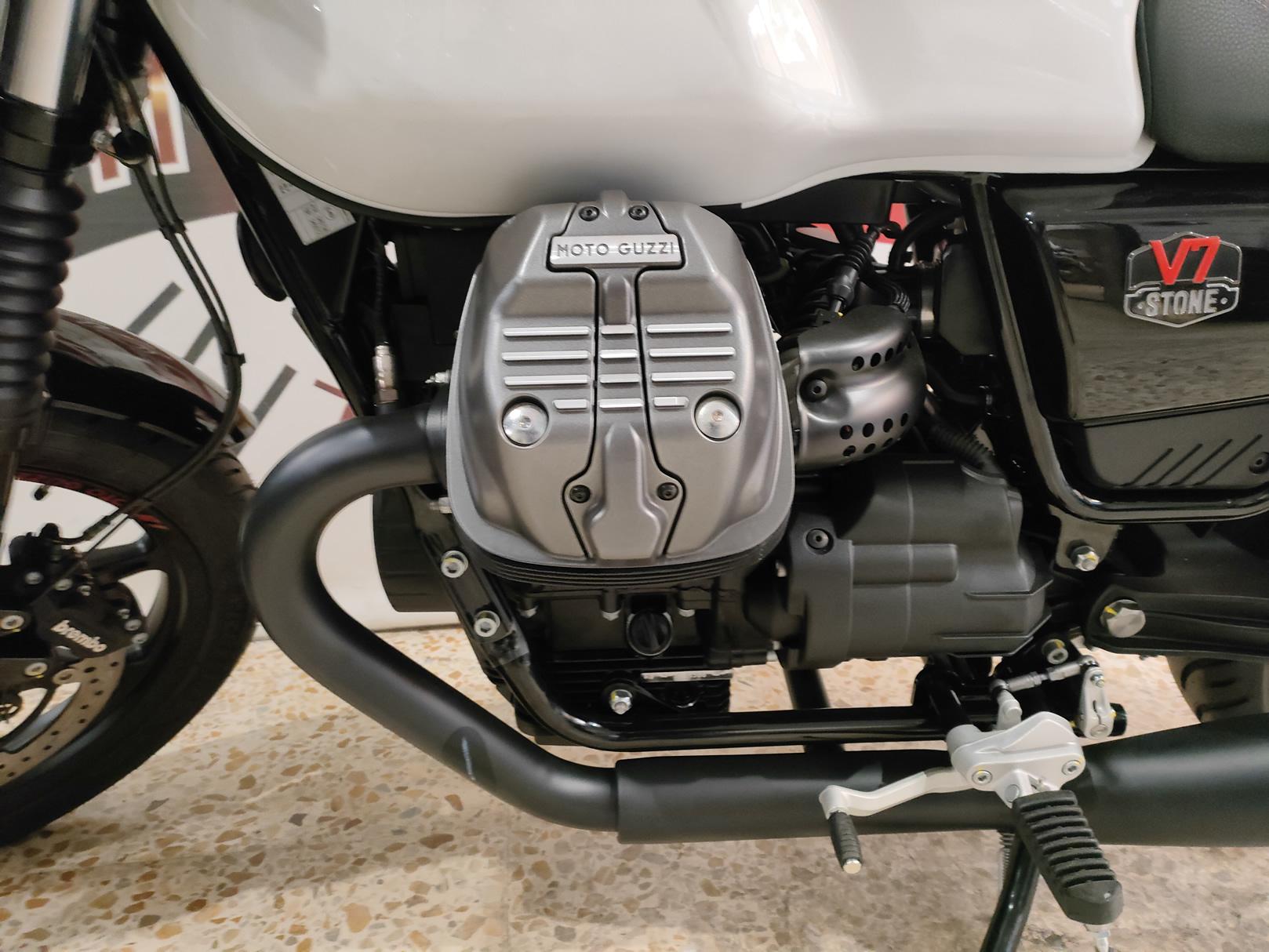 Moto Guzzi V7 Stone TEN nuova in pronta consegna