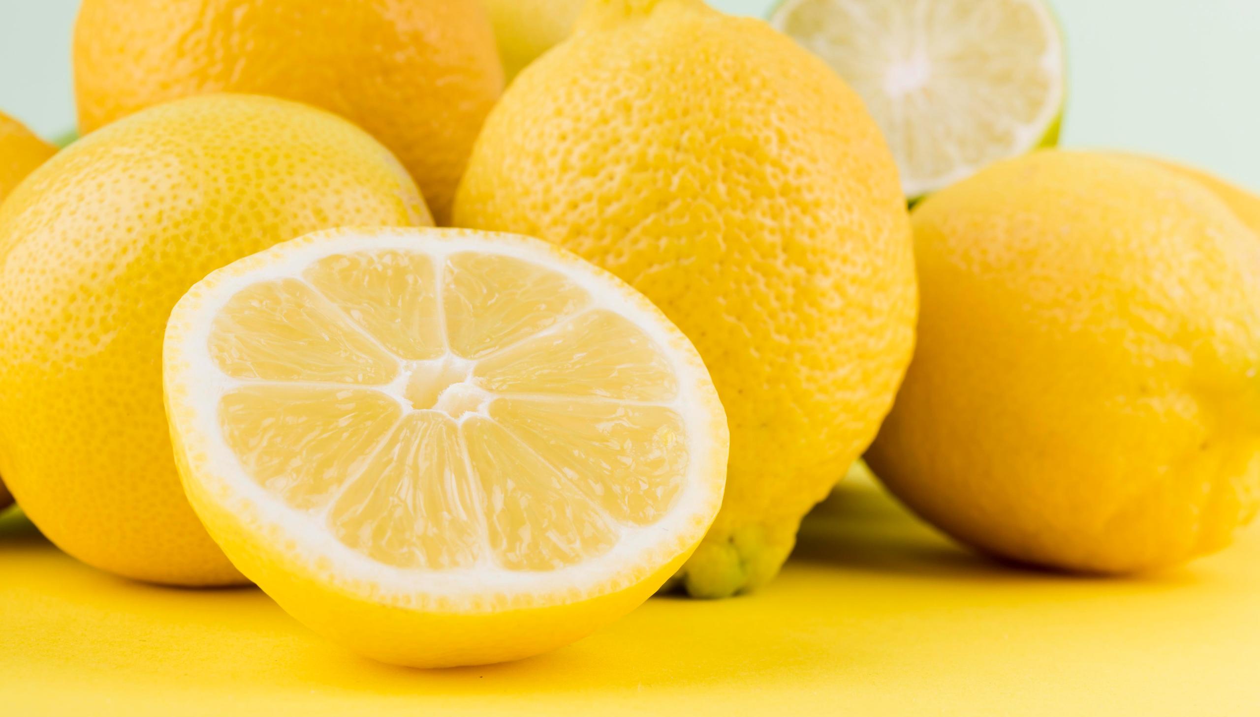 LIMONE: Crema pasticcera con uova intere all'Olio essenziale di Limone ... rapidissima e buonissima !  Semolino dolce della Mamma al profumo di Limone di Sicilia