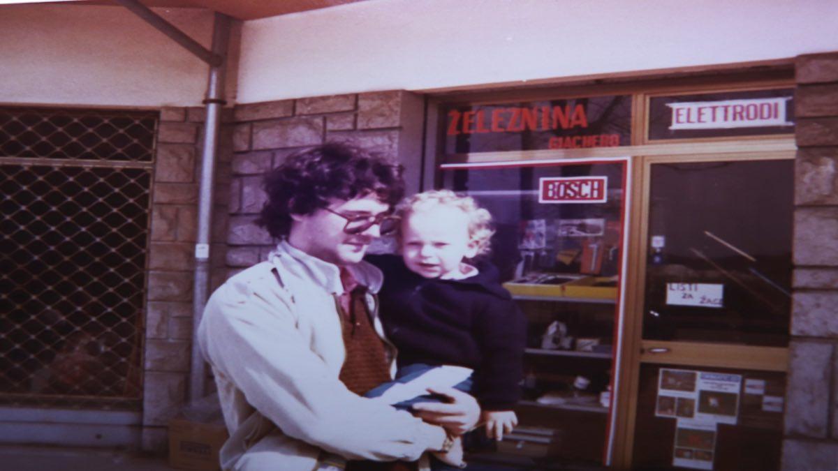 foto storica Lorifer del 1982 con padre e figlio