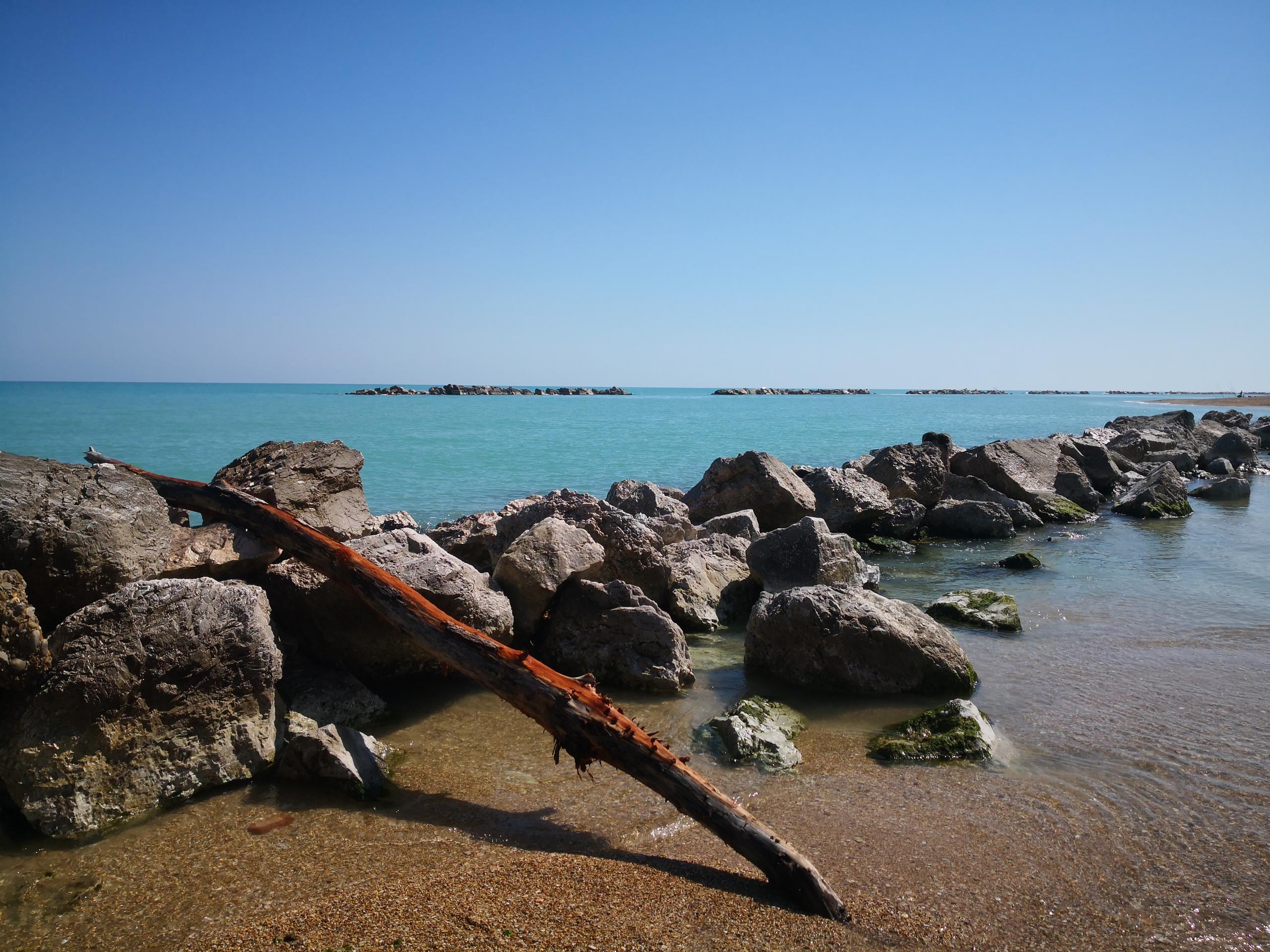 Scegli tra gli attrezzati balneari sul lungomare o la bellezza della spiaggia libera