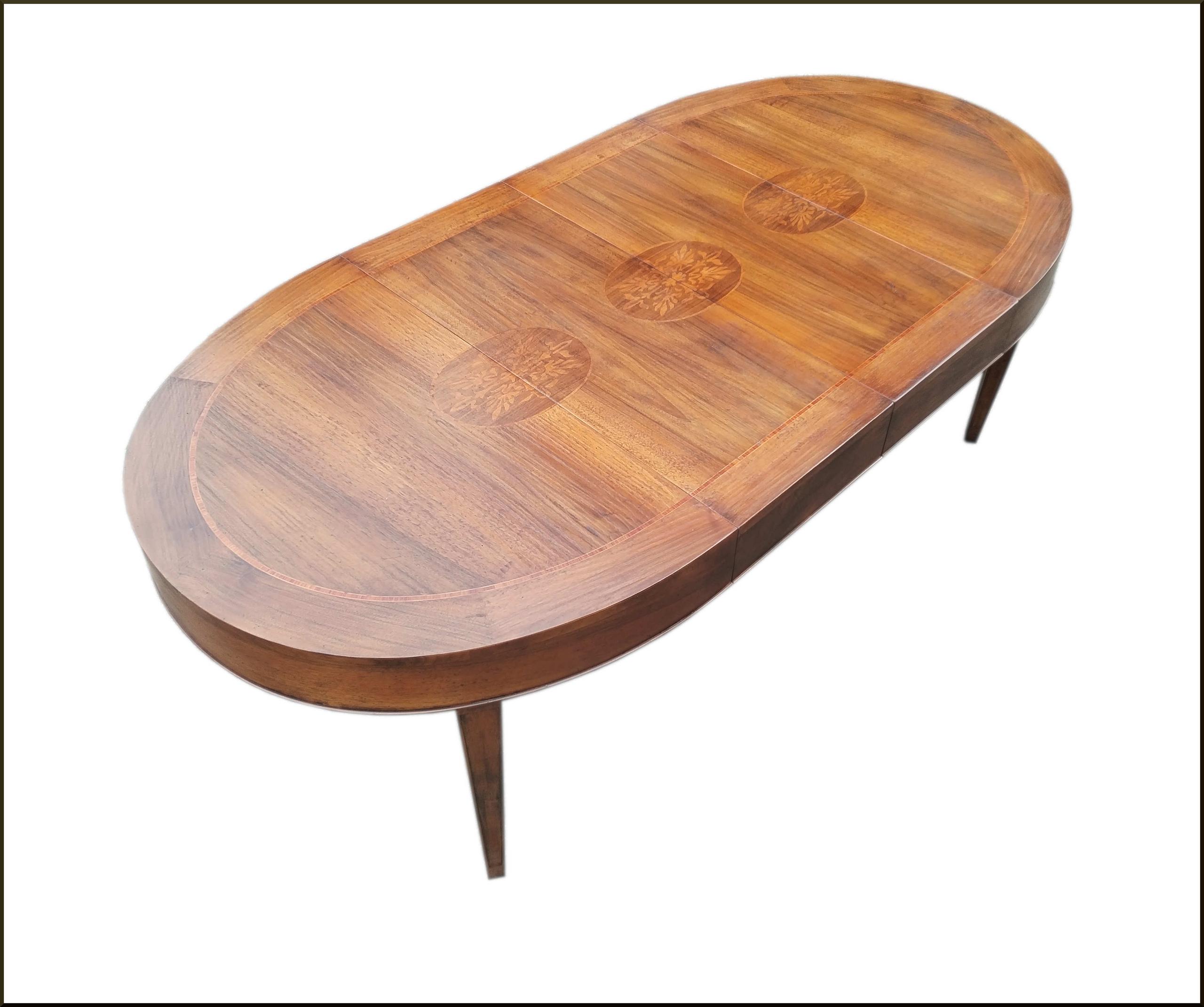 Tavolo ovale allungabile con prolunghe intarsiate e gamba impero scanalata