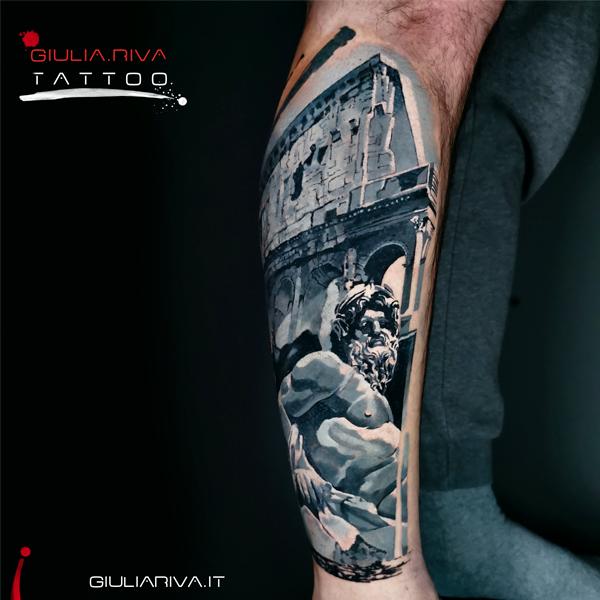 cover up tattoo copertura tatuaggio roma monumento colosseo tatuaggio realistico bianco e nero