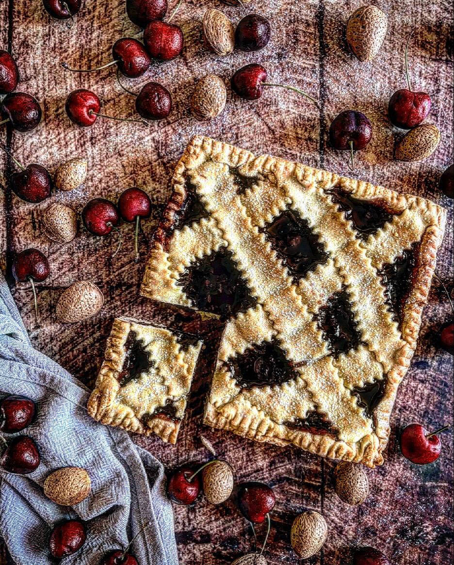 CROSTATA alla MARMELLATA di AMARENE e MANDORLE