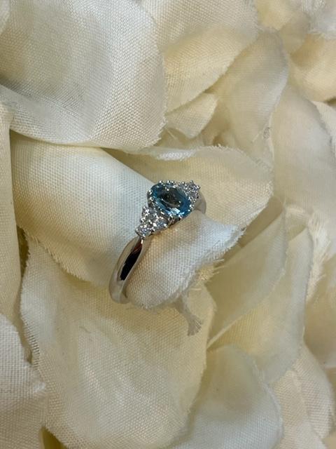 "Collezione Acquamarina" Anello in oro bianco, Acquamarina e diamanti